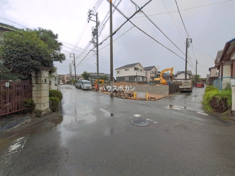 閑静な住宅街で建築中の現場です。