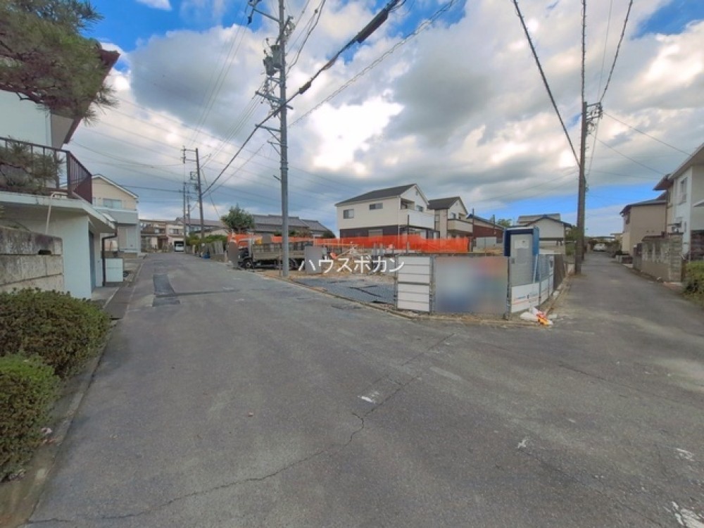 閑静な住宅街の建築中現場です。