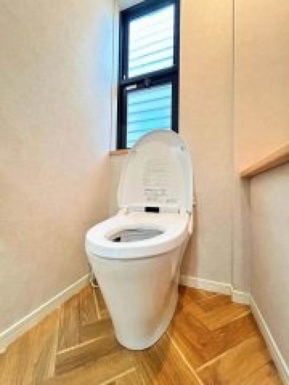 小窓付きで換気しやすい１階トイレです。