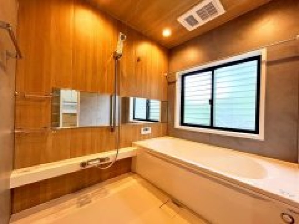 窓付き・浴室乾燥機完備のバスルーム◎