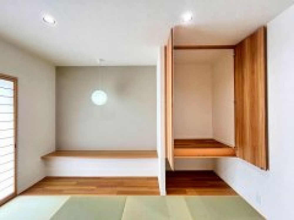 畳と収納を備えた和室です。