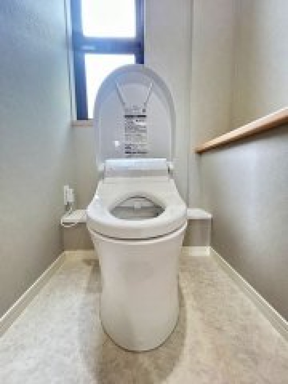 小窓付きで換気しやすい２階トイレです。