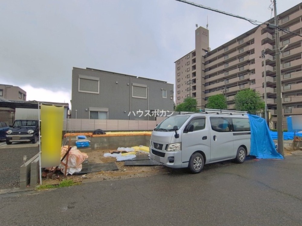 建築中の現地。前面道路6m以上で開放感◎