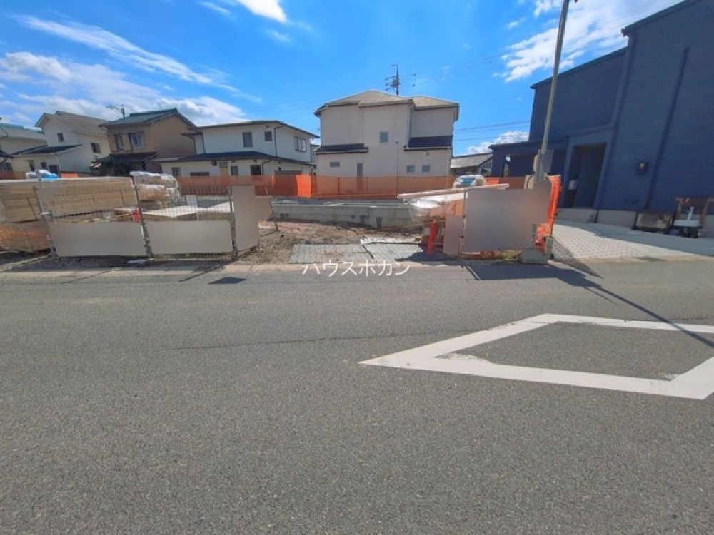 建築中の現地。閑静な住宅街に位置します。