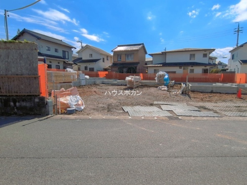 閑静な住宅街の建築中現場です。