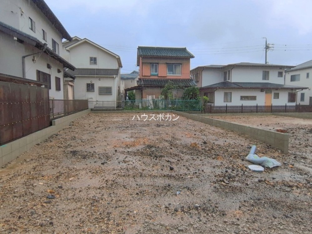 建築中の現地。閑静な住宅街に位置します。
