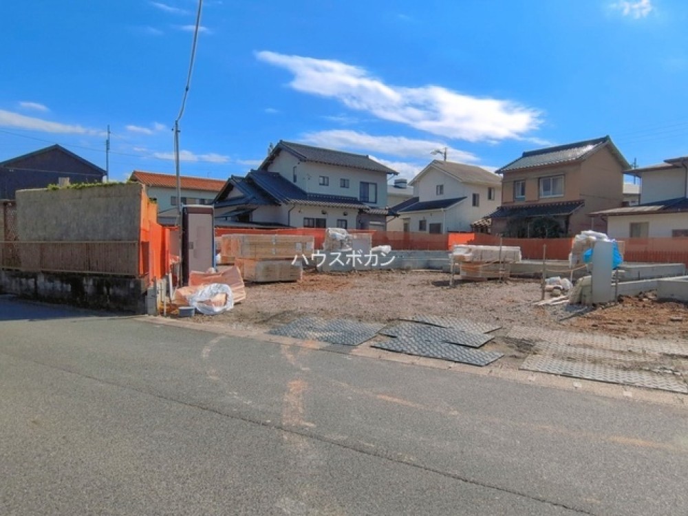 建築中の現地。閑静な住宅街に位置します。