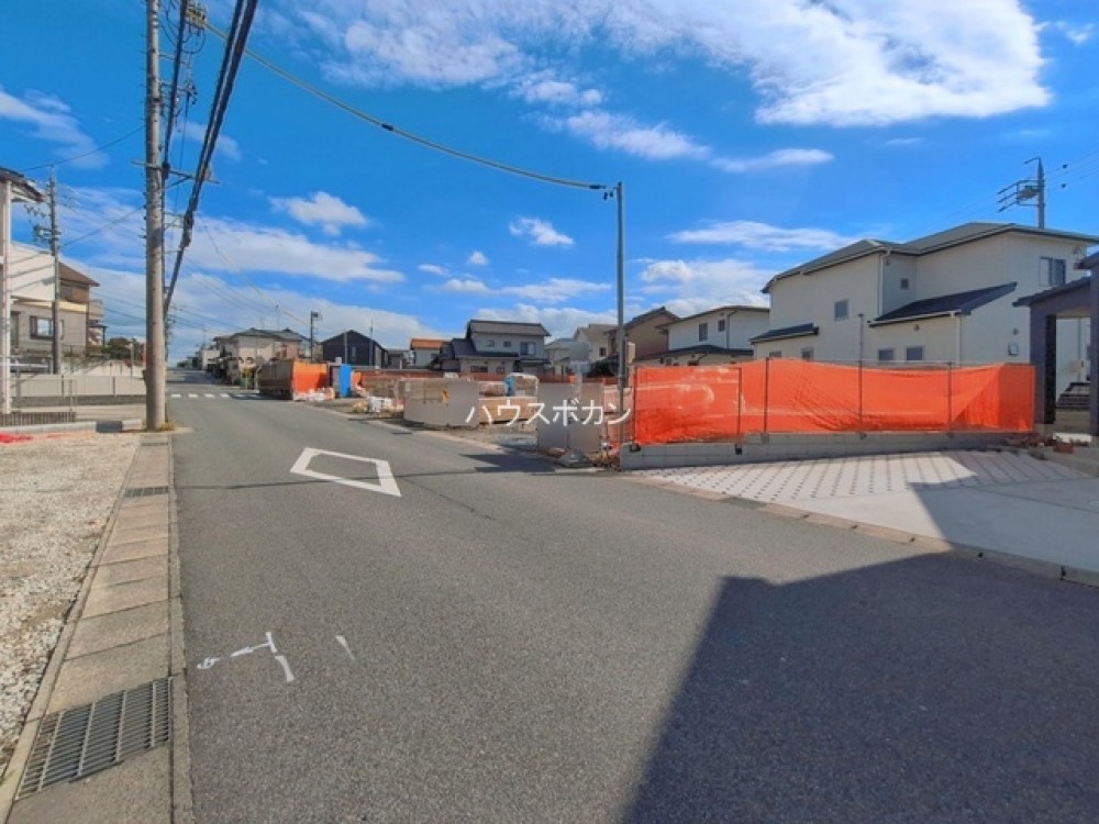 前面道路は幅員約6.5mで駐車もしやすい！