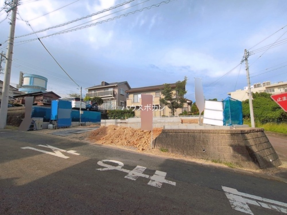 南側道路に面した整備中の現地です。