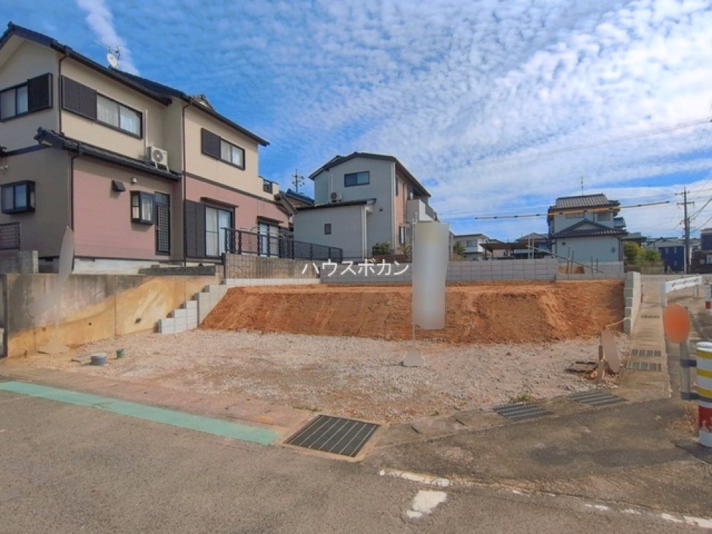 閑静な住宅街に位置する角地です！