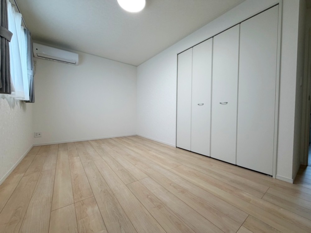 たっぷり収納でき、ゆったり過ごせる洋室です。