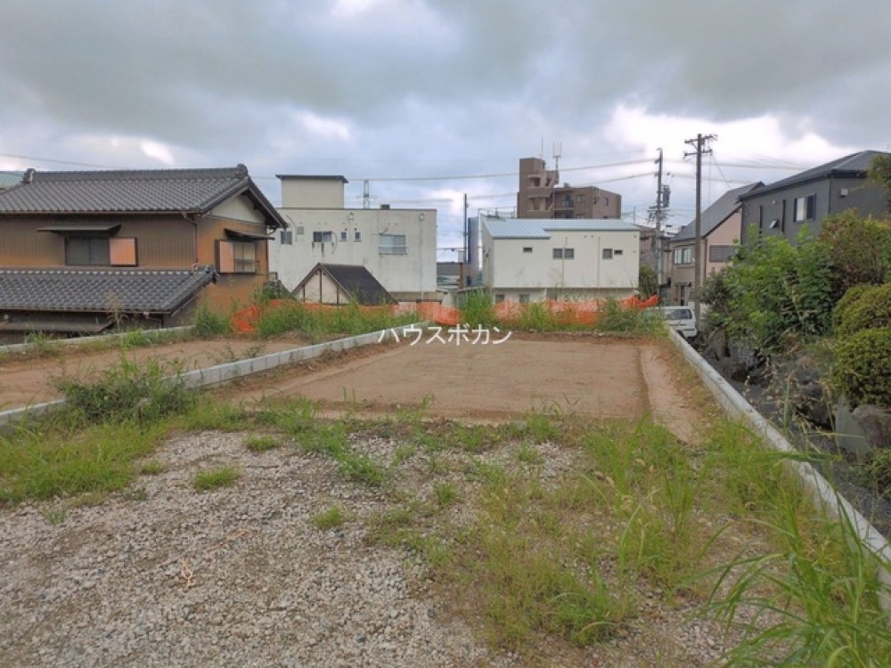 建築中の広々とした分譲地現況です。