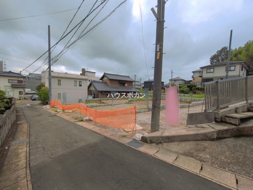 建築中の現地。閑静な住宅街に位置します。