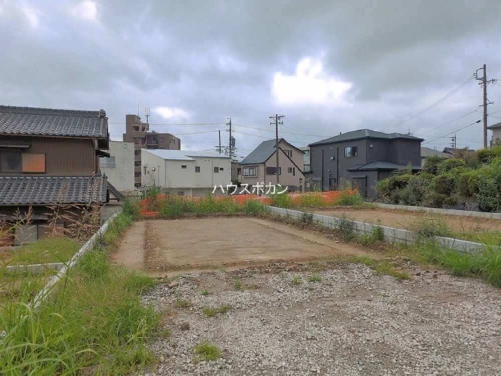 建築中の現地。閑静な住宅街に位置する敷地です。