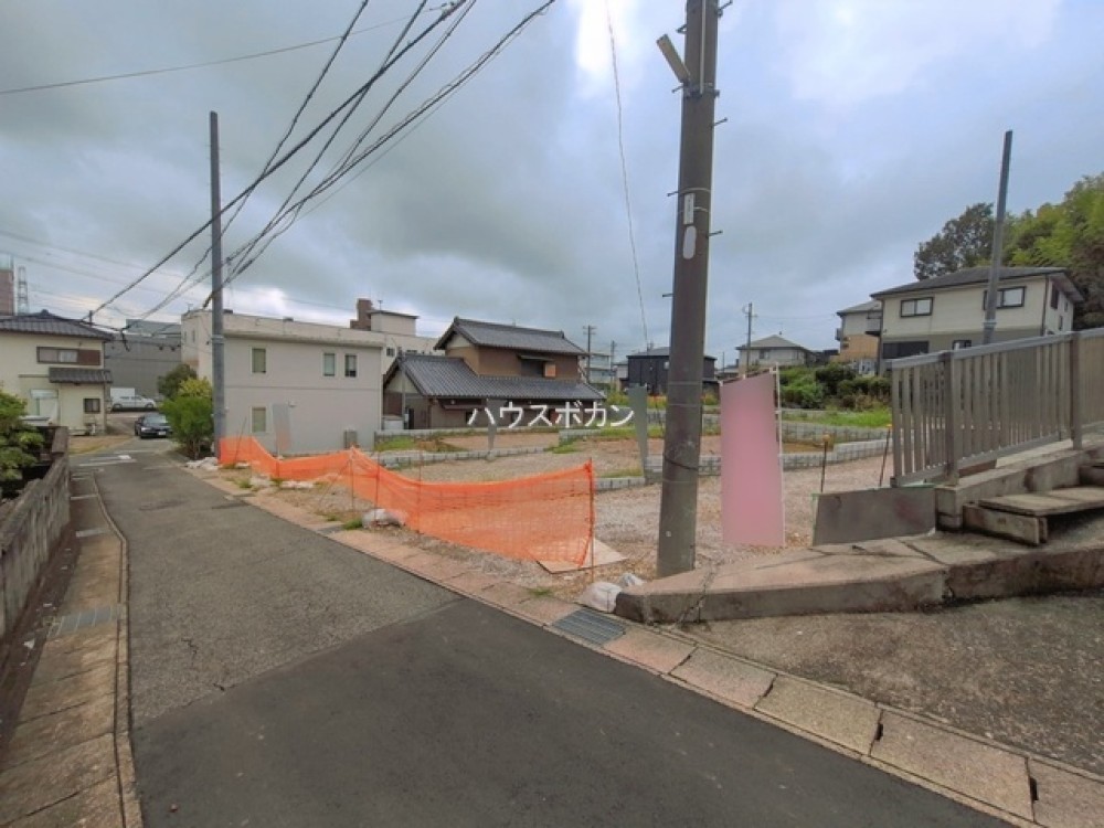 閑静な住宅街の建築中現場です。