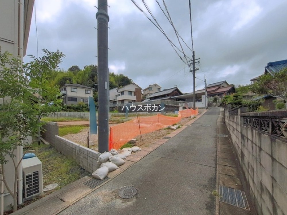 建築中の現地。閑静な住宅街に位置します。