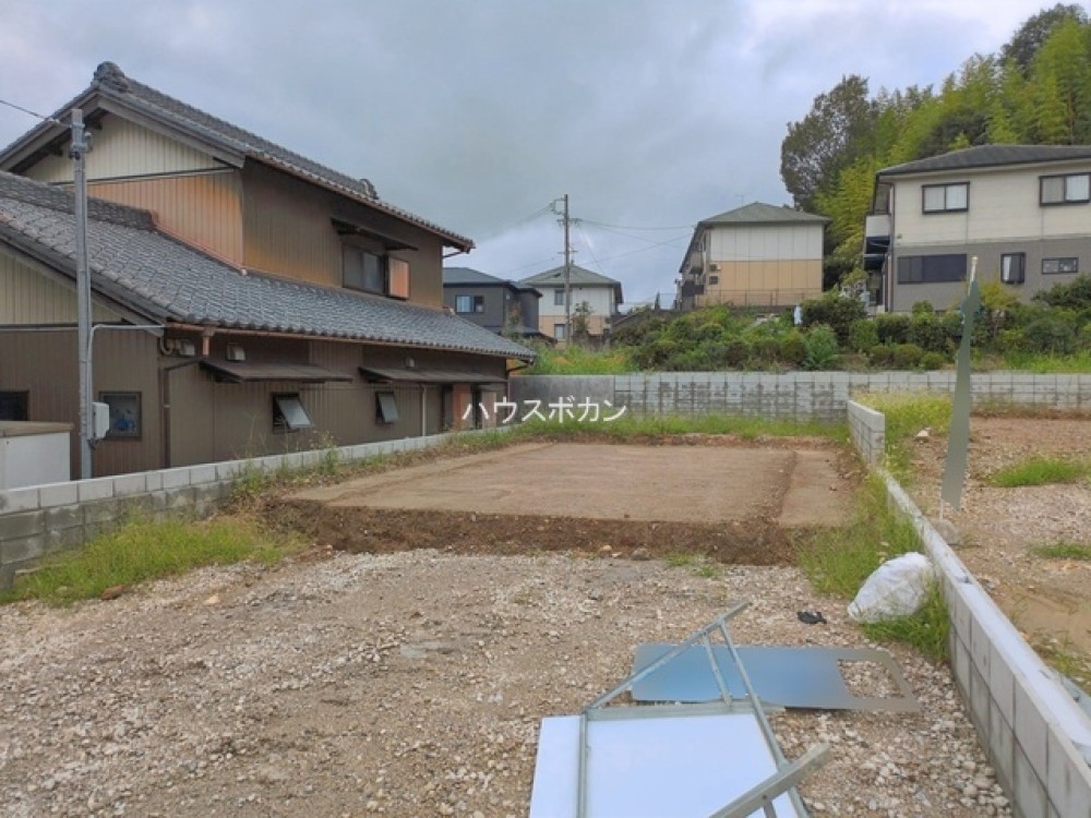 閑静な住宅街の建築中現場です。
