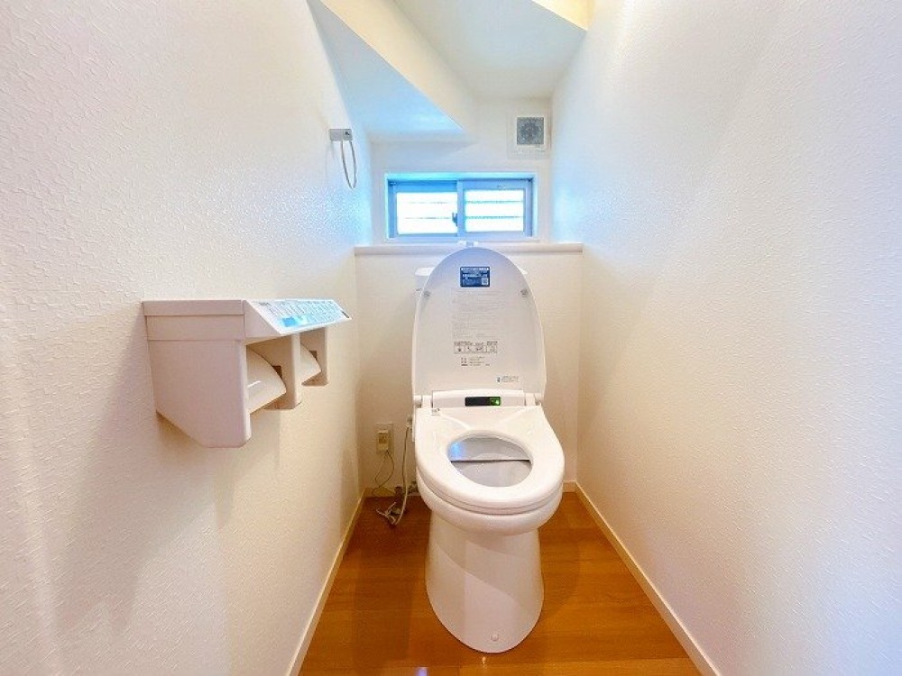 小窓付きの清潔感あふれるトイレです。