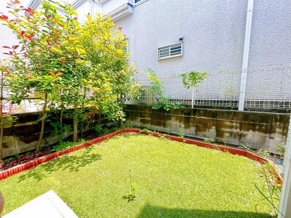 芝生と樹木が彩る緑豊かなお庭です。