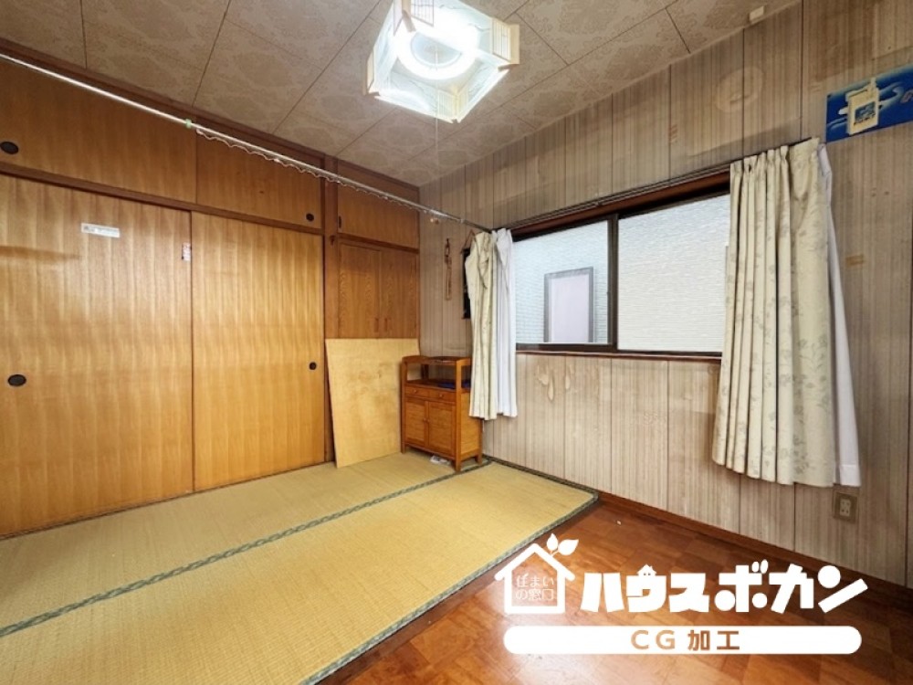 畳敷きの和室と収納付きの落ち着いた空間。