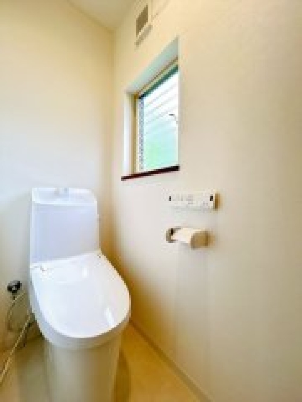 換気のしやすい小窓付きトイレです。