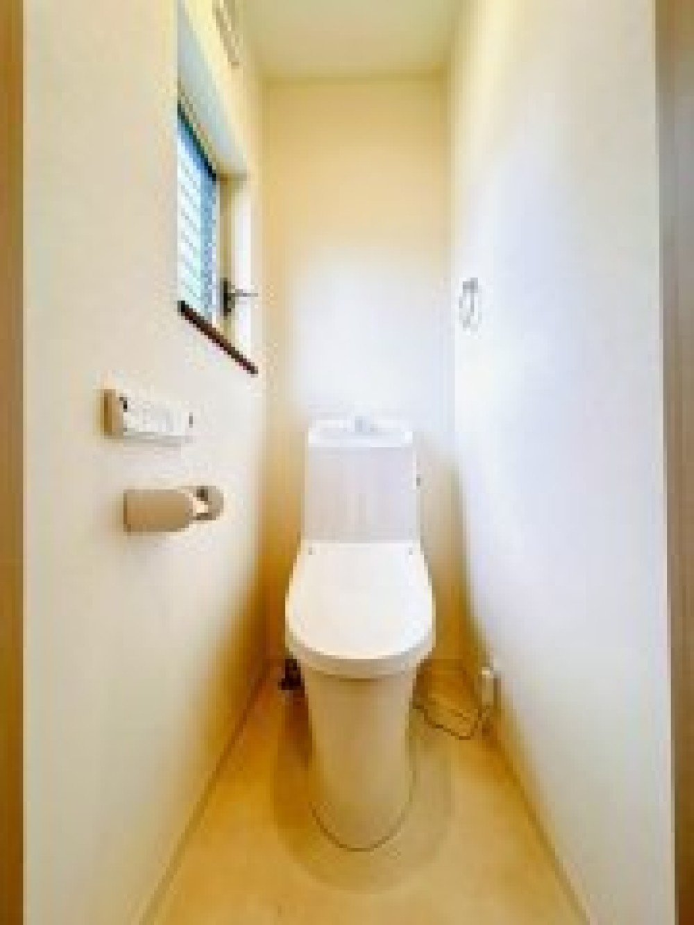 換気のしやすい小窓付きトイレです。