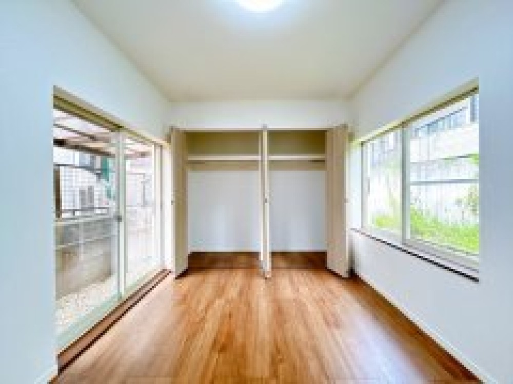 収納付きで明るい洋室、全居室6帖以上！