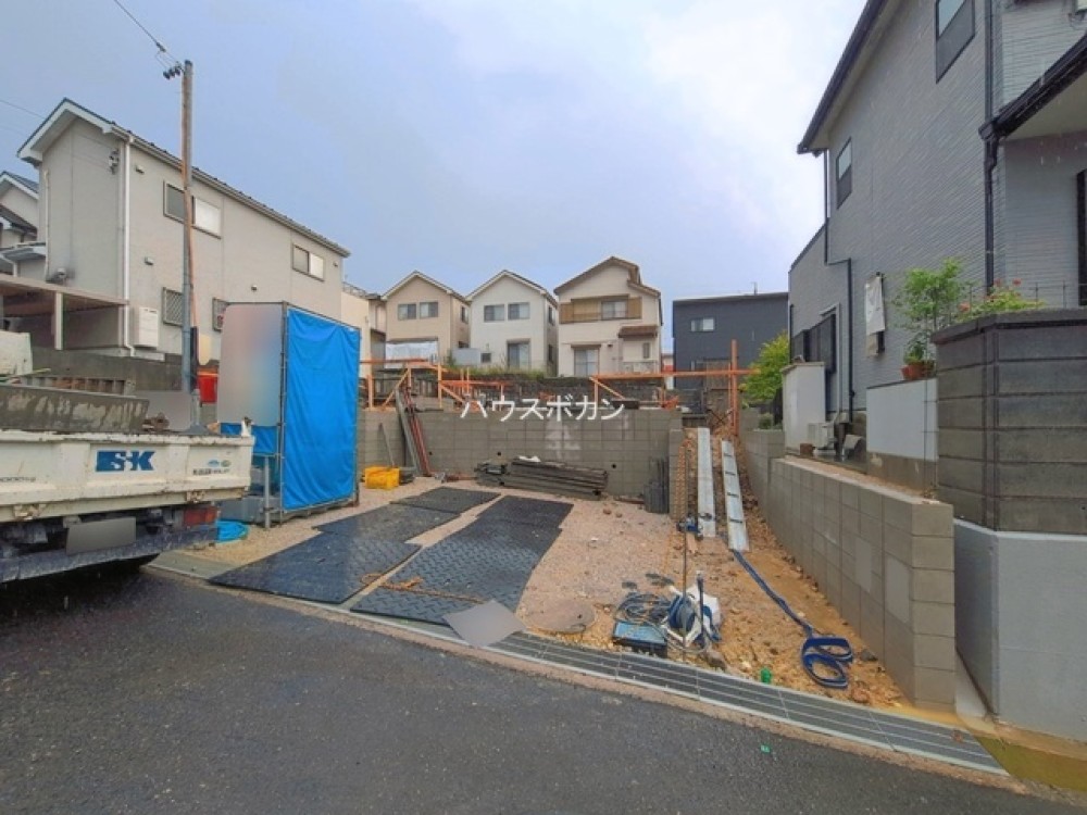 建築中の現場。閑静な住宅街に位置します。