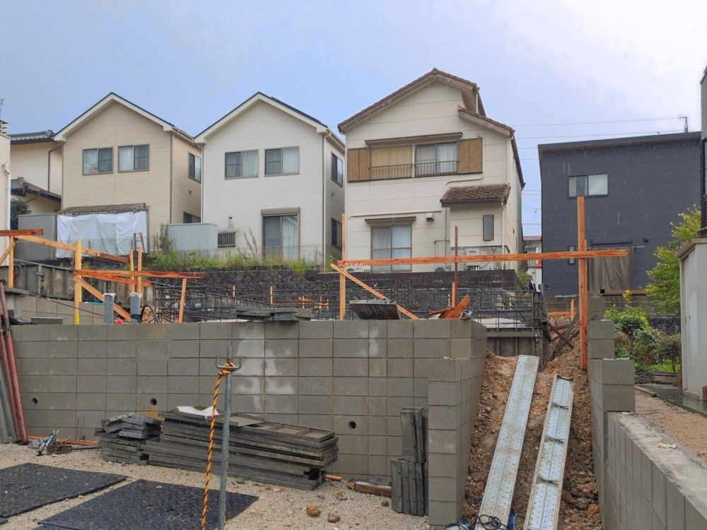 閑静な住宅街で建築中の現場です。