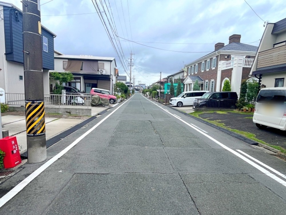 前面道路は幅員約7mで広々、通行しやすい環境です。