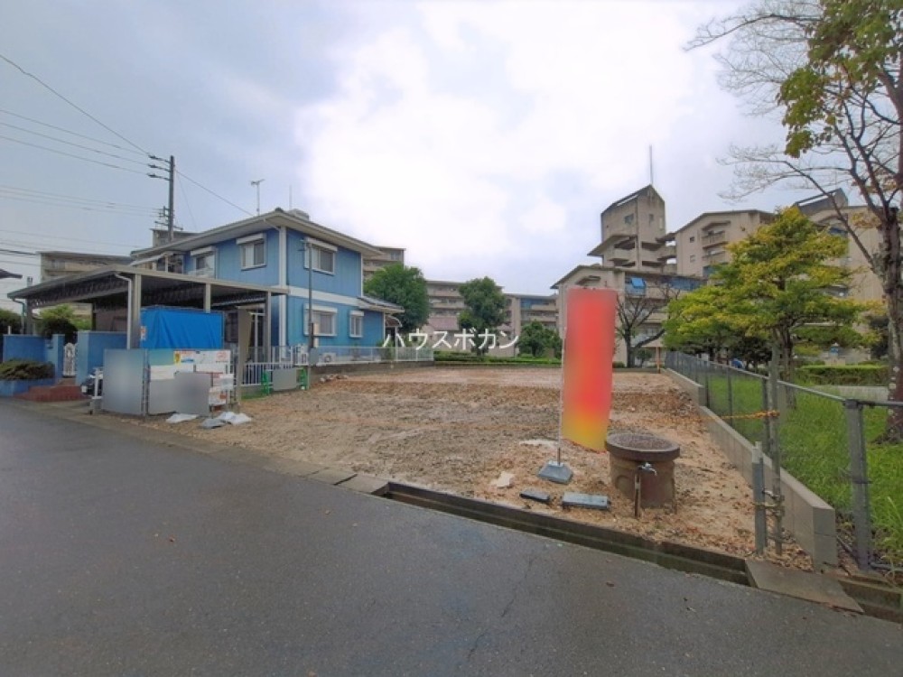 建築中の現地。閑静な住宅街に位置します。