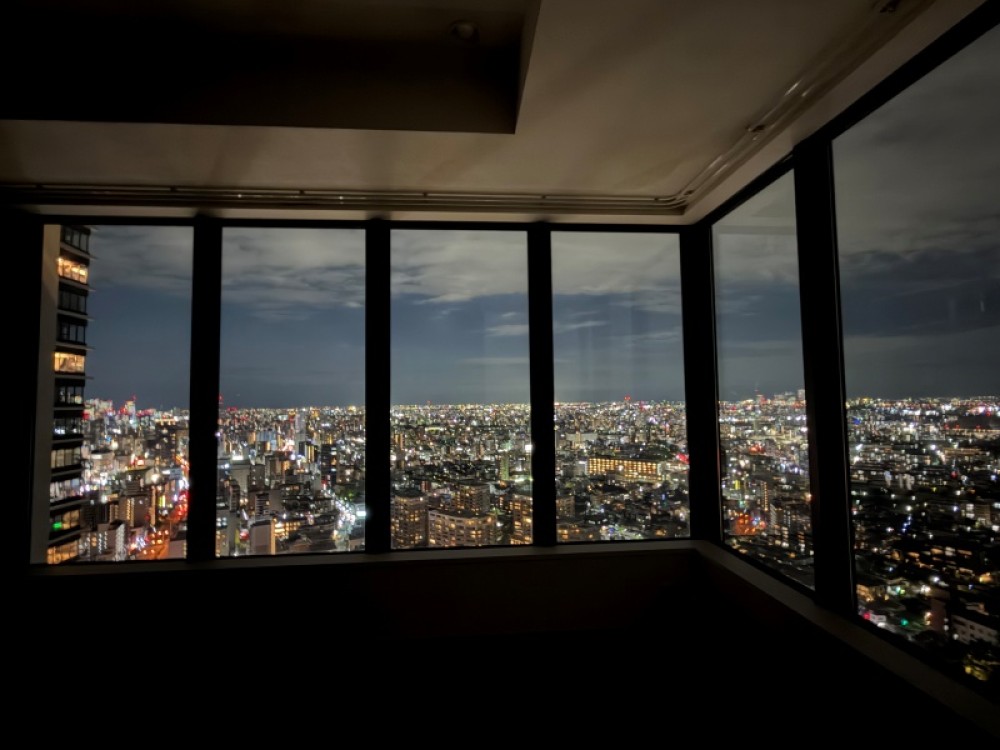 リビングからの夜景が圧巻！宝石のように輝く街並み