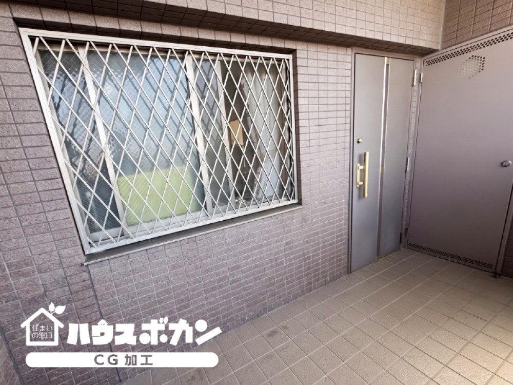 玄関ドアと格子窓が並ぶ落ち着いた外観。
