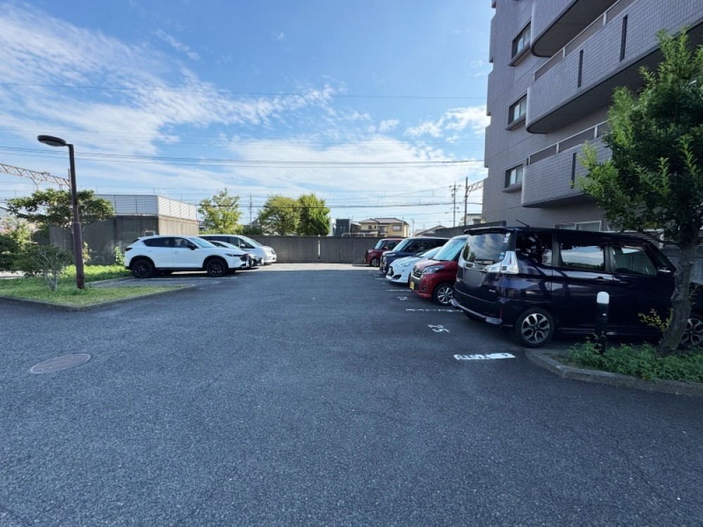 ゆとりある平面駐車場を完備！