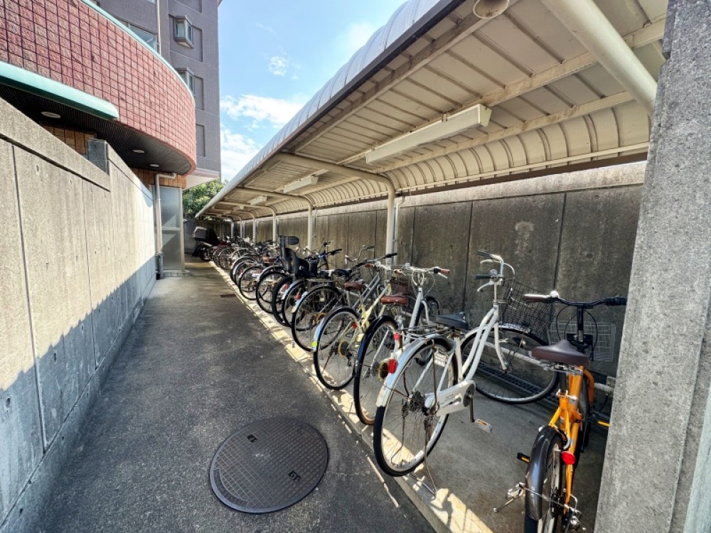 屋根付き駐輪場完備で自転車も安心◎