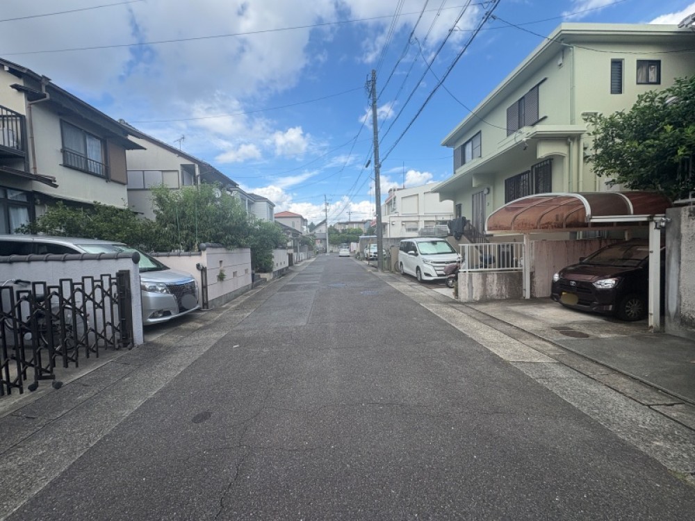 前面道路が広く、駐車も快適です♪