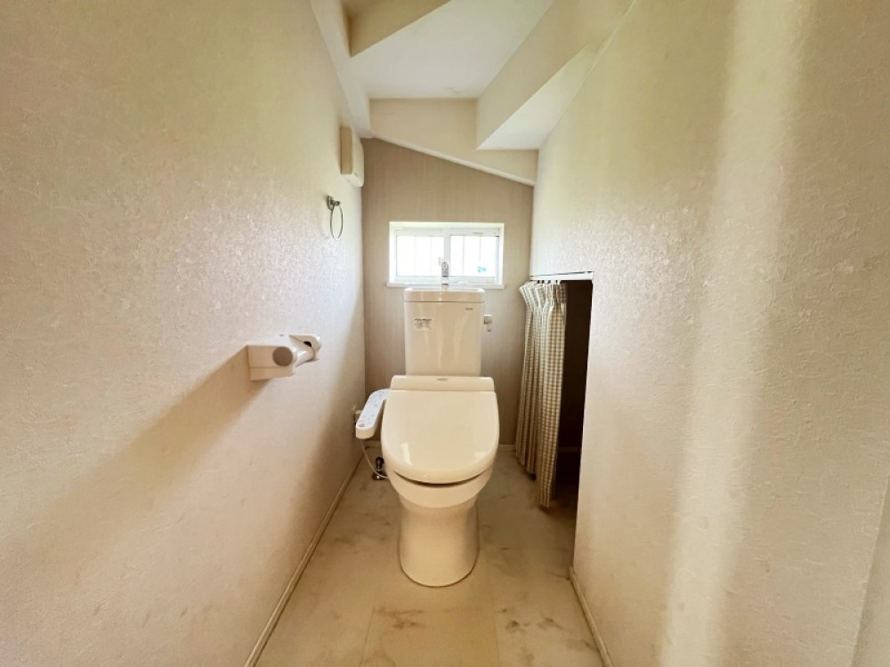 小窓付きで換気のしやすいトイレです。