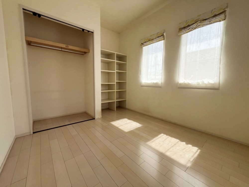 大きめのクローゼットと棚付きの明るい洋室！