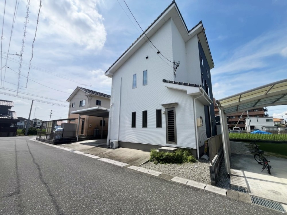 白い外壁が清潔感あふれる3階建中古戸建です◎