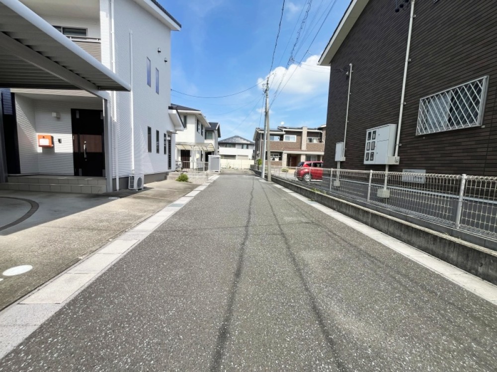 閑静な住宅街の前面道路の様子です。