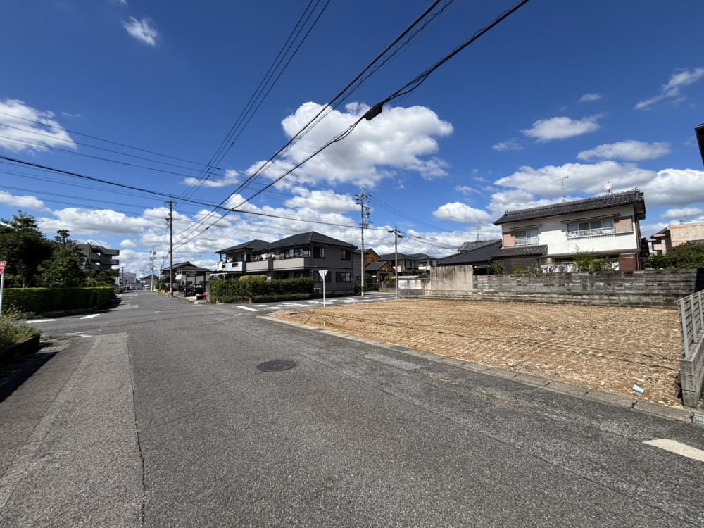 広めの前面道路に面した閑静な住宅街！