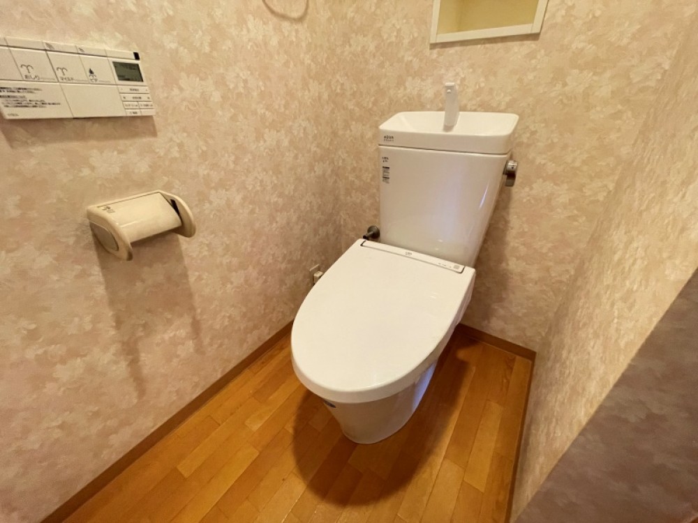 花柄クロスがおしゃれなトイレです。