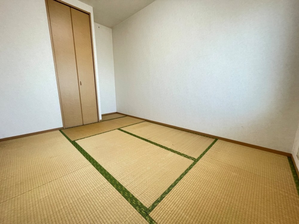 収納付きの和室でゆったりくつろげます。