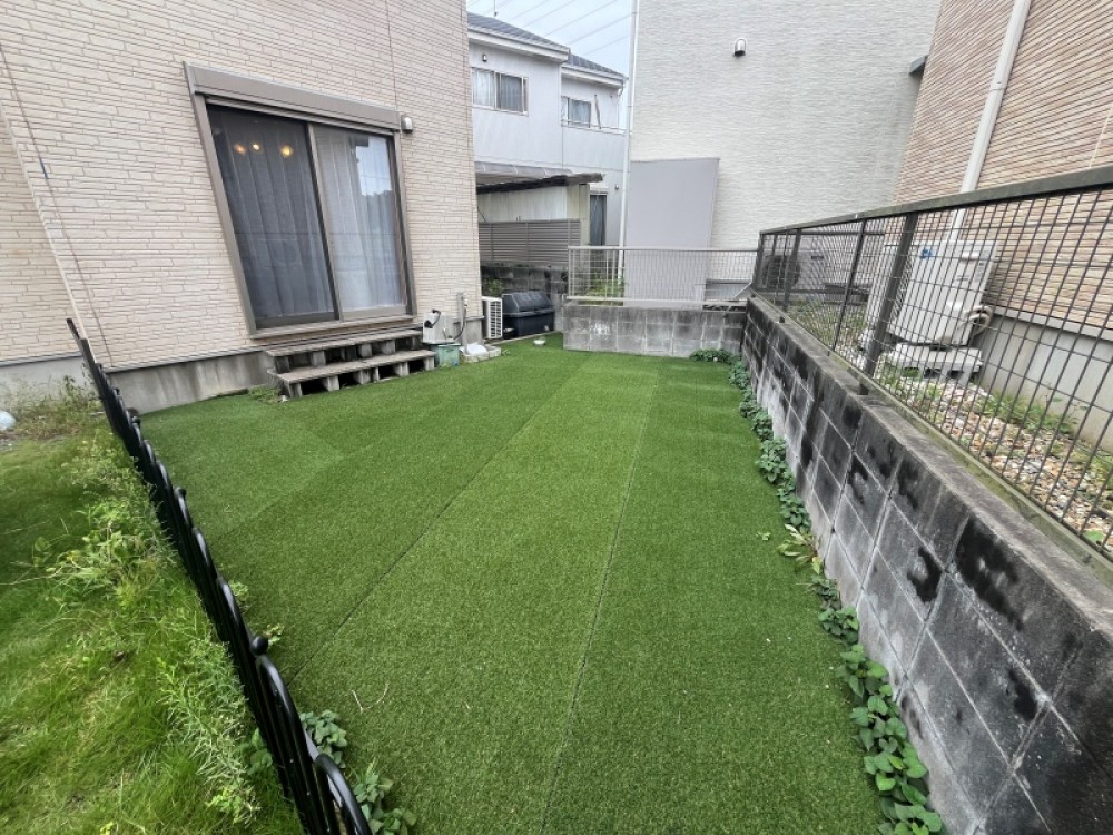 人工芝が広がる専用庭付き！お子様のお庭遊びにも♪