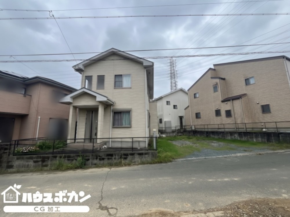 駐車スペースも広々、ゆとりある外観です。