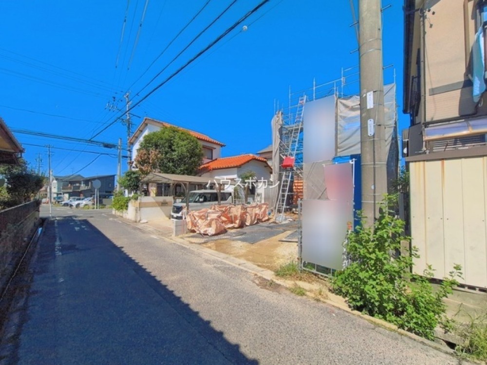 建築中の現場。閑静な住宅街に位置します。