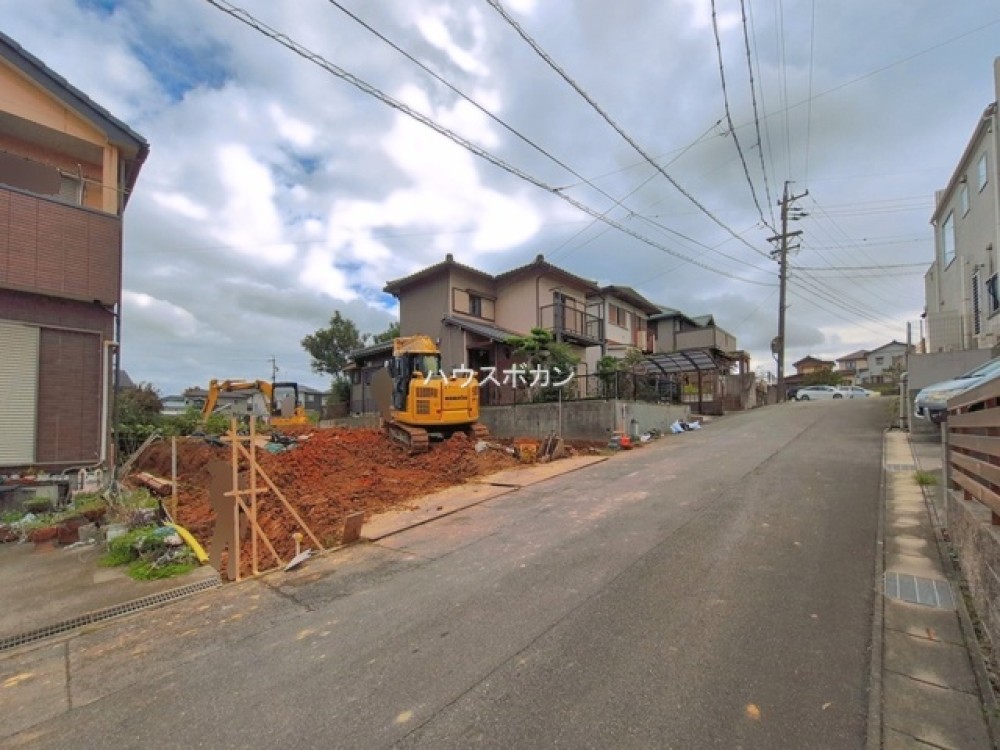 建築中の現場と前面道路の様子です。