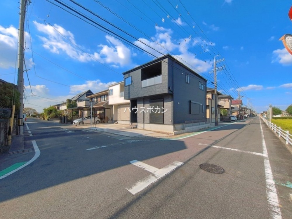前面道路広めで駐車もしやすい環境！
