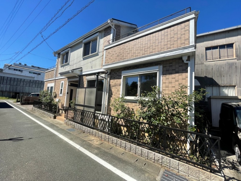 南面道路に面した2階建て外観！