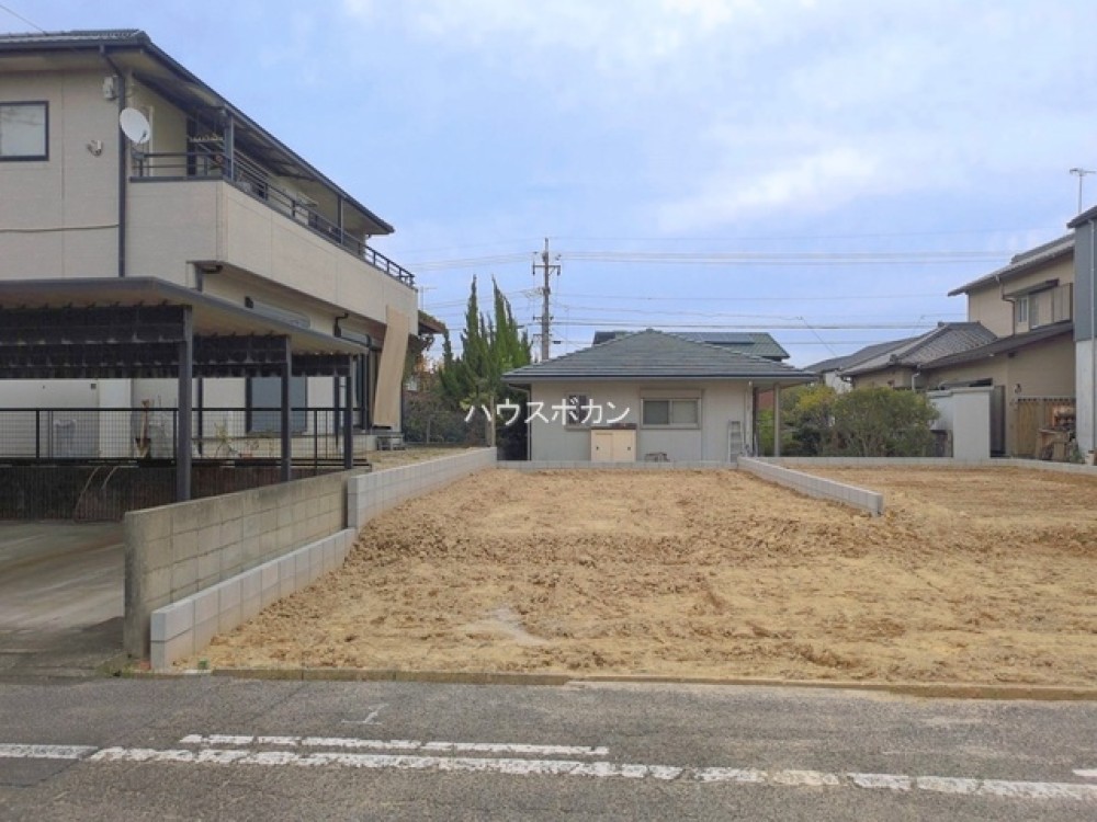 建築中の現地。閑静な住宅街に位置します。